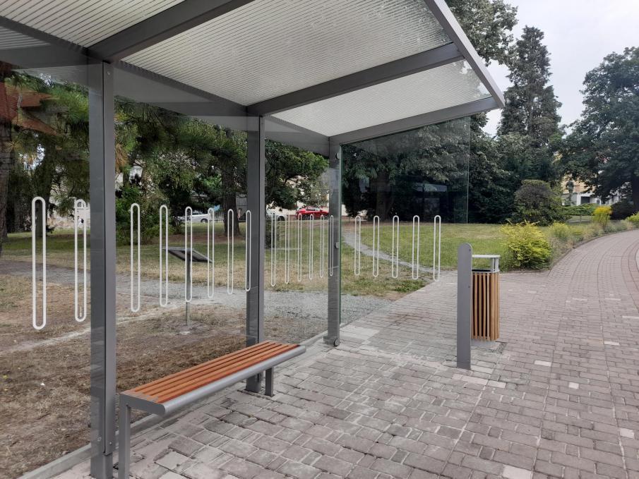 Postupn vymujeme dosluhujc psteky u autobusovch zastvek. Dokonen je u parku A. vehly.