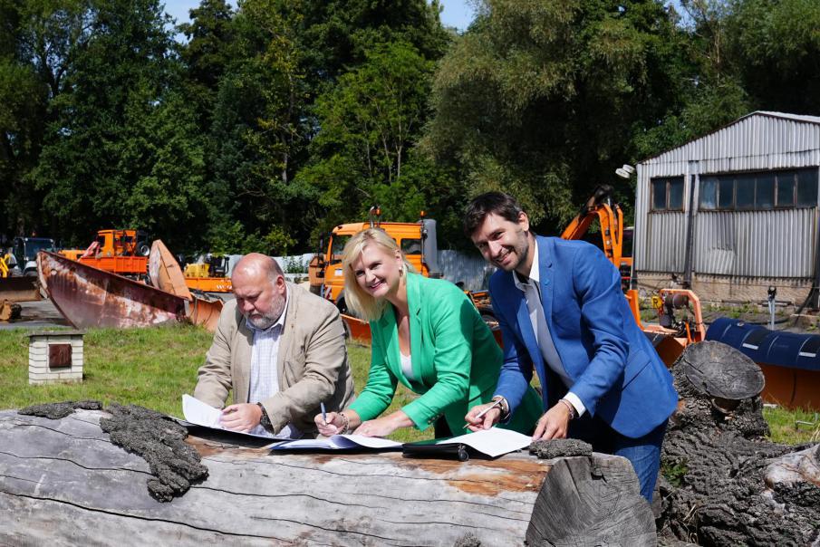 Smlouvu podepsal Libor Lesk, Petra Peckov a David Michalika na dev pmo v arelu Krajsk sprvy a drby.