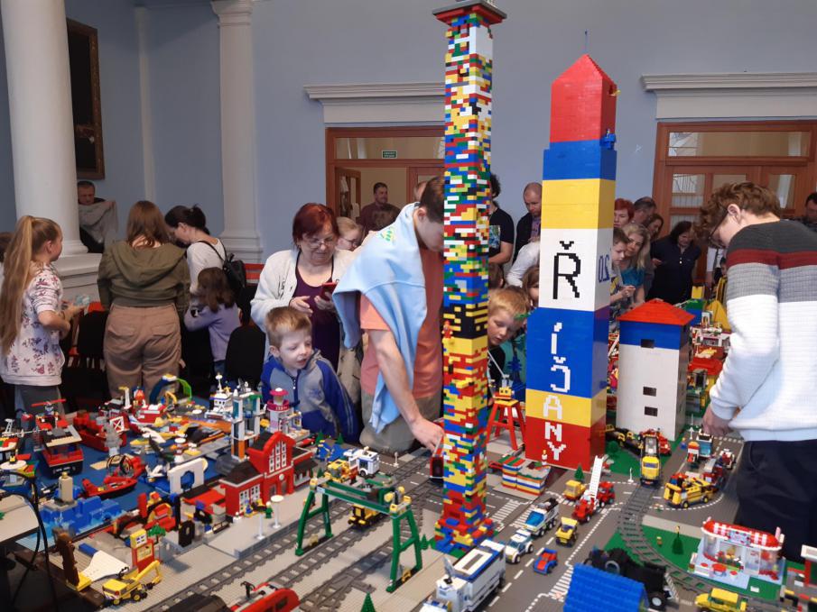 Landprojekt  stavba msteka z kostek Lego