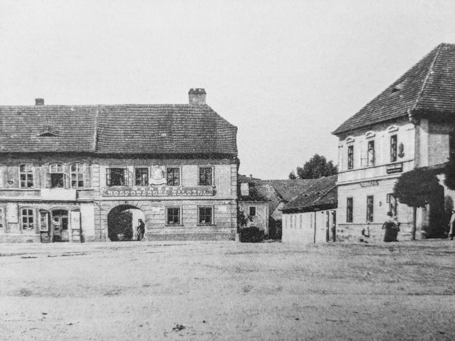 Pohled do centra msta ped rokem 1911. Nzk dm p. 42 vidme za tehdejm hostincem na rohu nmst a Olivovy ulice