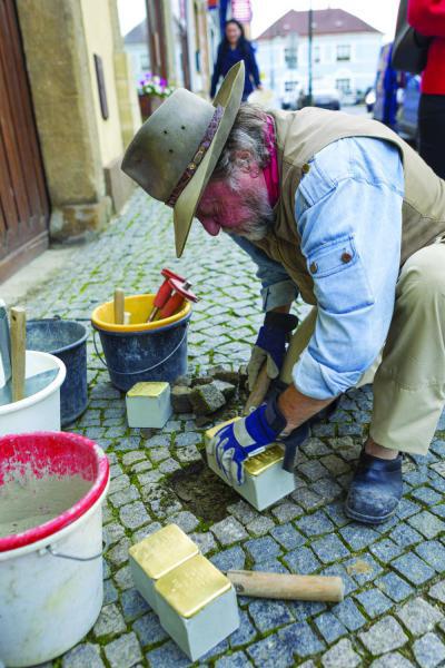 Prvn kameny zmizelch v anech poloil Gunter Demnig v roce 2017<BR>Foto: Rudolf Flachs