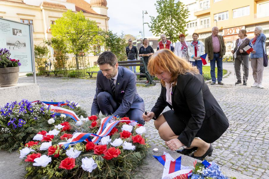 Na Den vtzstv (8. kvtna) jsme s Jarukou Vorkovou poloili vnec k pamtnku na Masarykov nmst