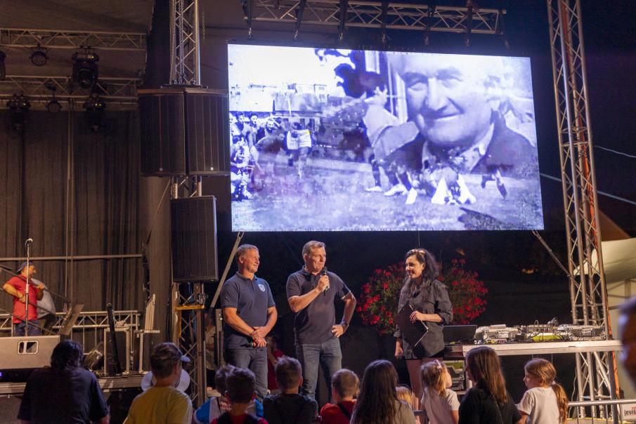 Rugby Club Mountfield any pedstavil Tom Kohout a Marek Fot. Na fotce s modertorkou ptenho programu Luci Elkovou