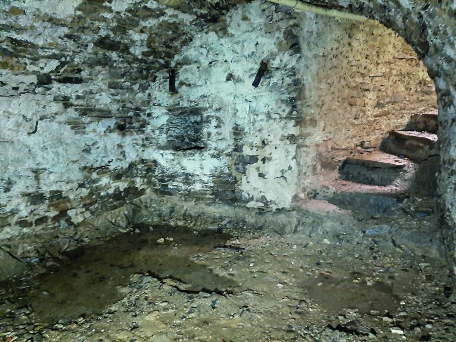 Klenut kamenn sklpek s pstupovm schoditm. Vlevo na fotografii vidme vklenek ve zdi