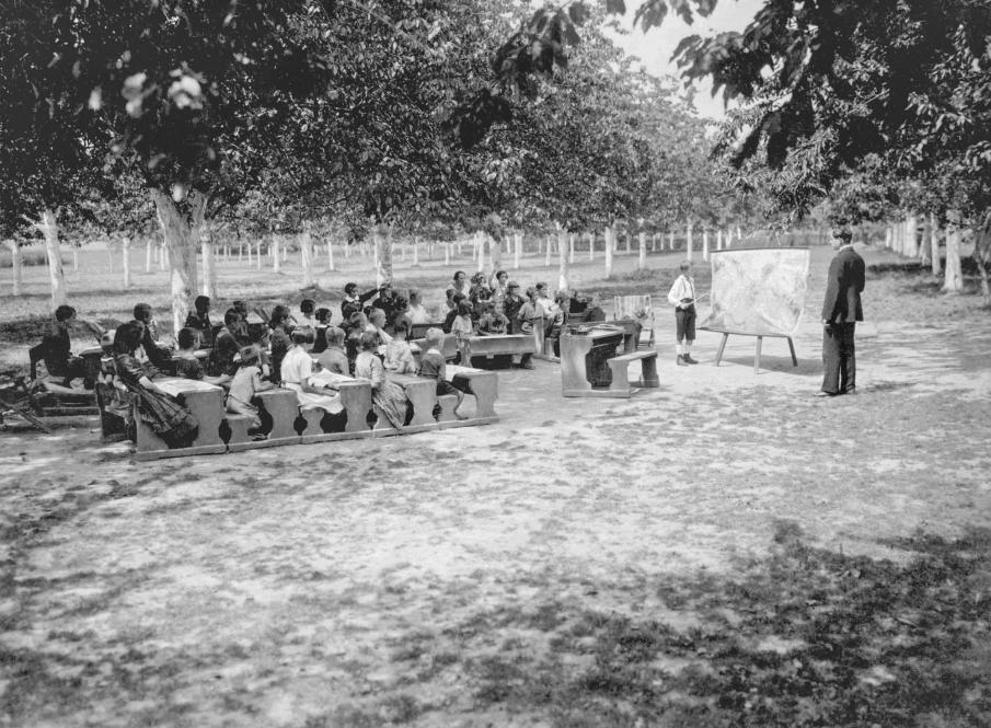 kola pod korunami strom ve dvactch letech 20. stolet <BR>Foto: archiv Muzea any    <BR>
