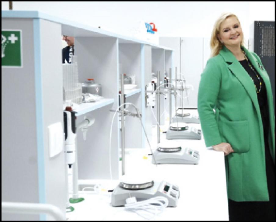 Jsem rda, e se podailo v rmci nov tlocviny gymnzia vybudovat i nov<BR>laboratoe.