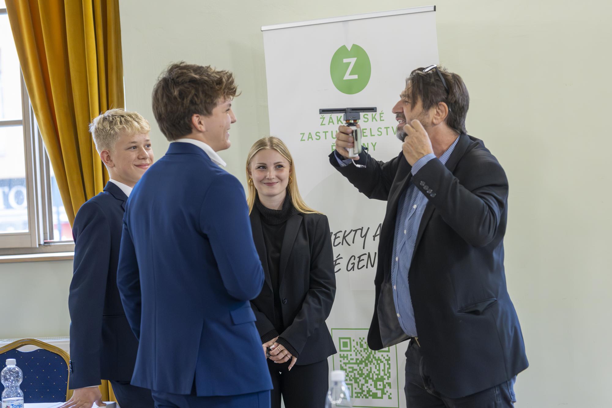 Zástupci ŽZ odpovídají na dotaz novináře