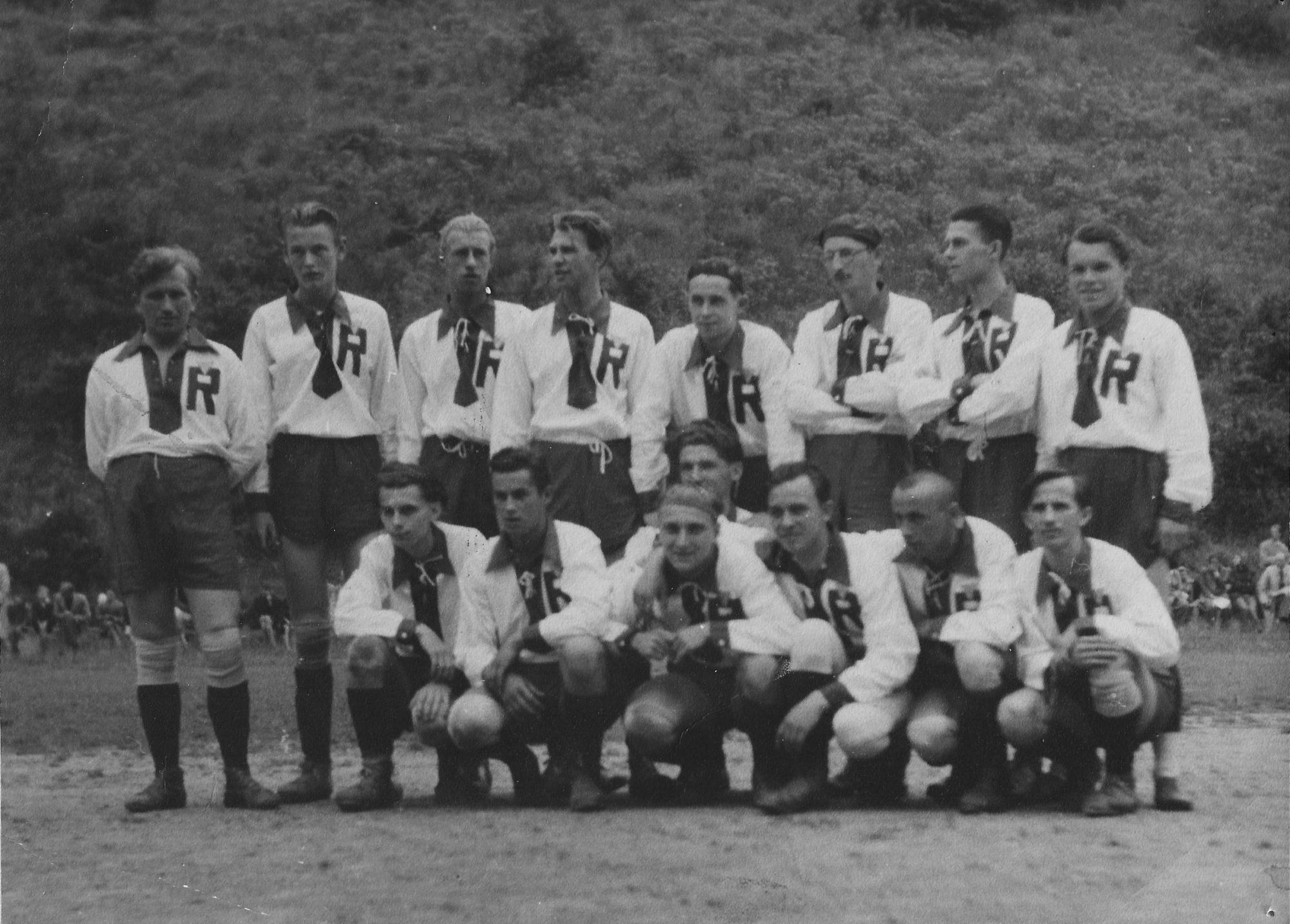 Říčanské mužstvo v roce 1944, úplně vlevo Josef Kohout