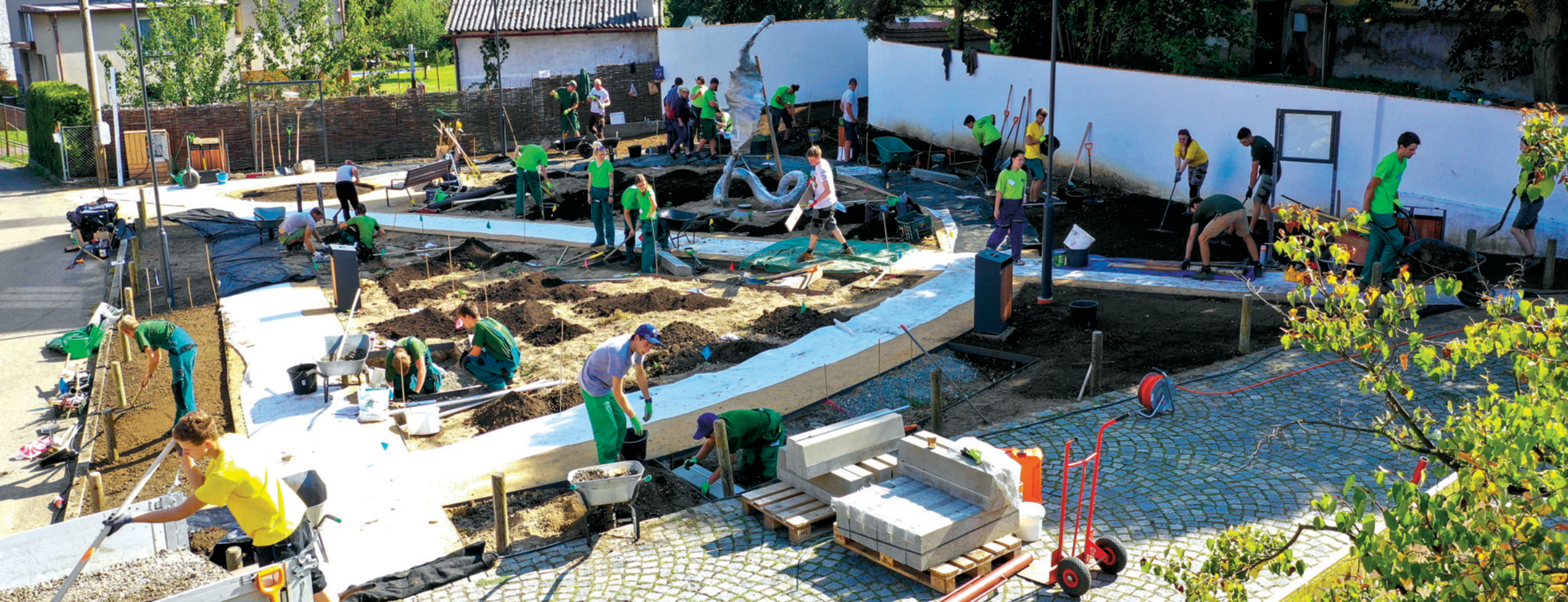 Mladí zahradníci při práci v Bystřici v roce 2020.