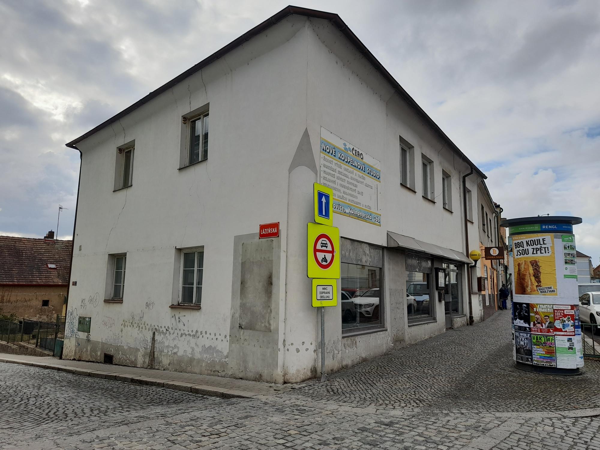 Rekonstrukce domu na Masarykově náměstí (v Lázeňské ulici), kde bude sídlit Cesta integrace a komunitní herna pro děti.