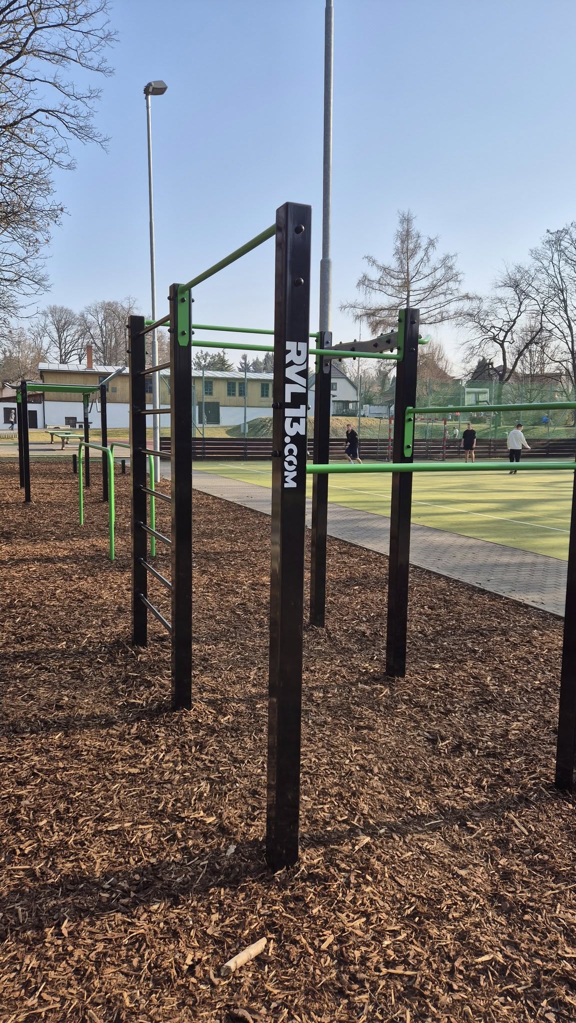 Workoutové hřiště ve Strašínské ulici je dokončeno. Zbývá vyměnit umělý povrch na hřišti pro míčové hry.