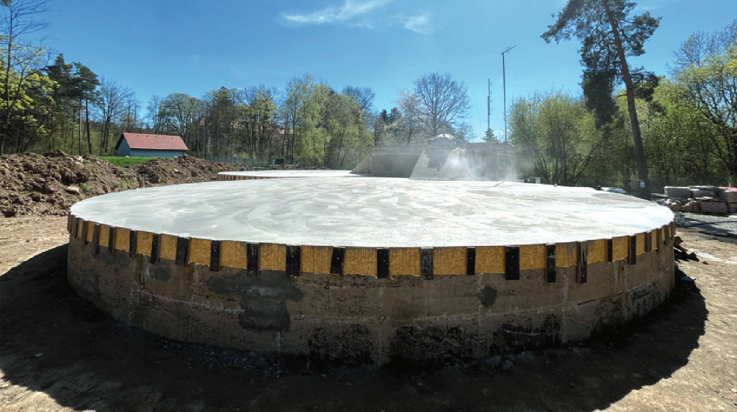 Rekonstruujeme drahý vodojem. Oprava zahrnuje například izolaci a betonáž střechy.