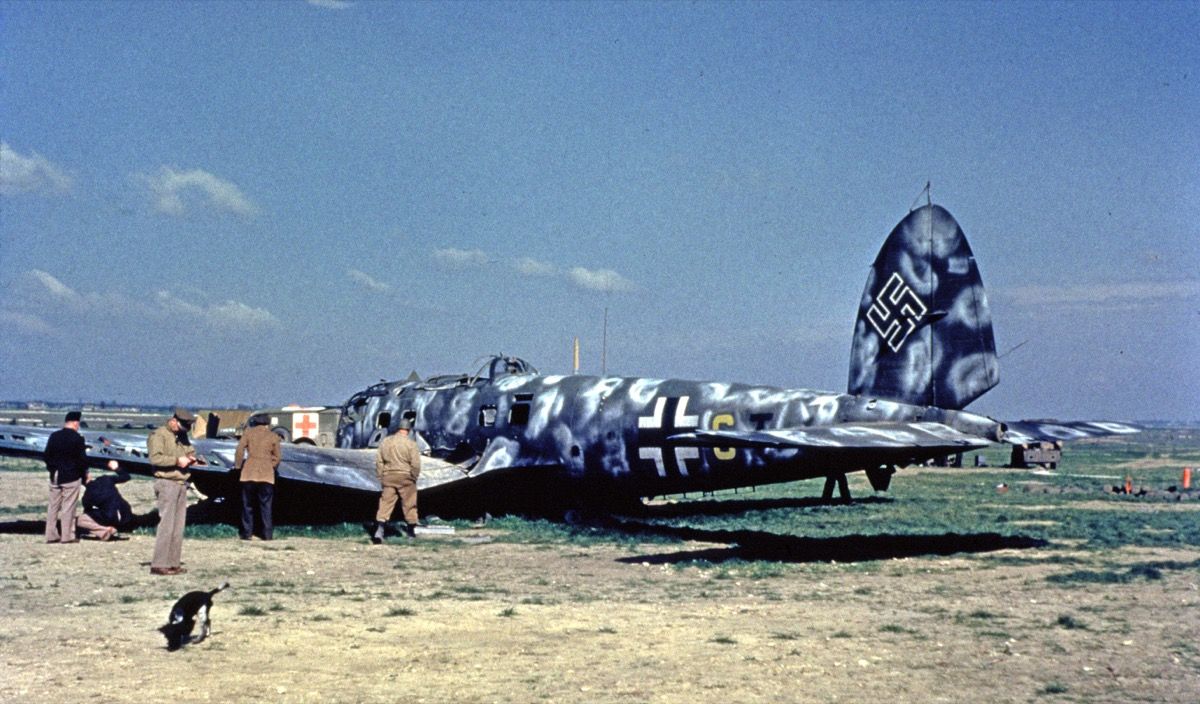 Nouzové přistání bombardéru He 111 v prosinci 1944 u Babic patrně žádná fotografie nezachytila. Unikátní barevný snímek jiného He 111 ale ilustruje, jak podobná událost asi vypadala.
