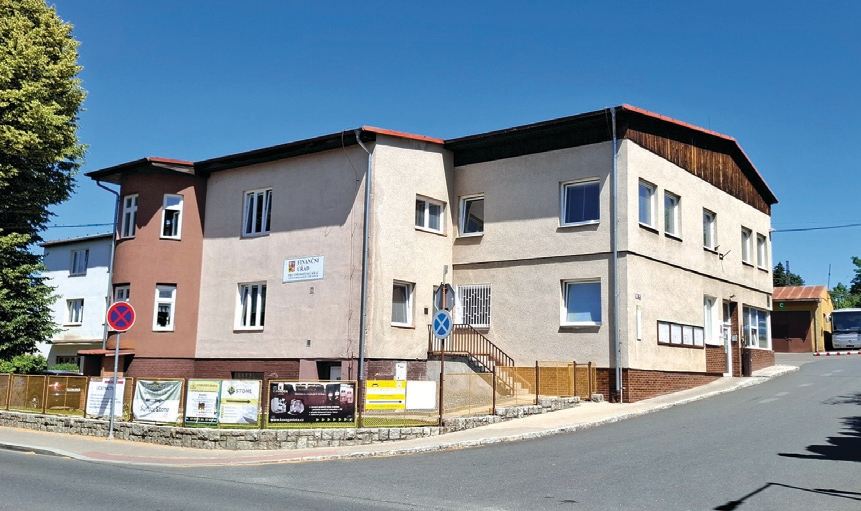 V areálu sídlí i finanční úřad, který zde bude fungovat i nadále.