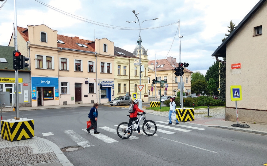 MNOHA CHODŮM SEMAFOR U LÉKÁRNY NEVYHOVUJE, PROTOŽE ZDRŽUJE. ŘIDIČI JEJ NAOPAK VÍTAJÍ