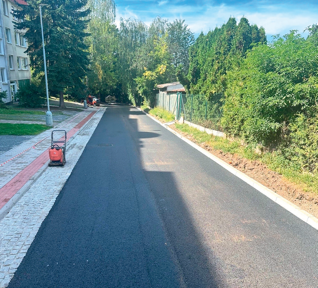 Dokončili jsme opravu komunikace Na Kavčí skále. Po opravě chodníku a obrub přišla na řadu vozovka. Bylo nutné zpevnit podloží, které se na některých místech ukázalo jako velmi nestabilní a opravit vpusti. Asfaltovou vrstvu pokládaly dva finišery zároveň – díky tomu je povrch krásně hladký, beze spár. Navíc jsme přidali dvě<BR>parkovací místa.