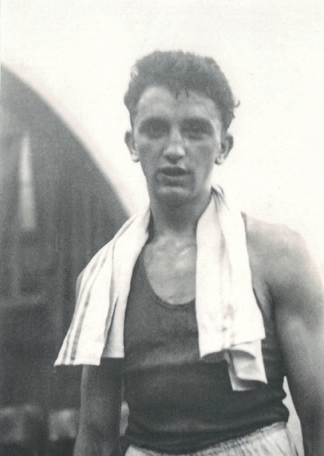Mladý boxer Karel Koudelka. Když potřeboval „stáhnout“ váhu, skákal přes švihadlo (v několika vrstvách oblečení). Musel dodržovat pitný režim. Nepil pivo a omezoval polévky, jinak jedl běžná jídla.
