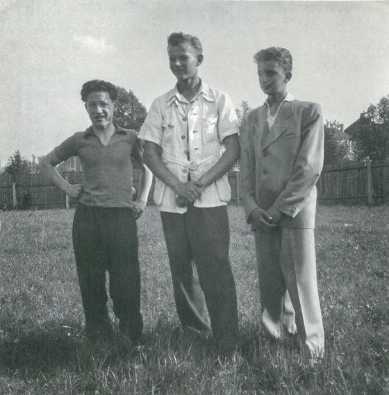 Říčanské naděje – zprava Karel Koudelka, Antonín Oulovský, Jaroslav Mach. Fotografie byla pořízena na dnešním tréninkovém ragbyovém hřišti (na Lázeňské louce). V pozadí zahlédneme Podskalí.