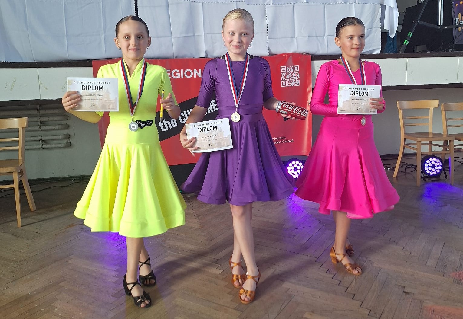 LUCIE BOBKOVÁ (UPROSTŘED)