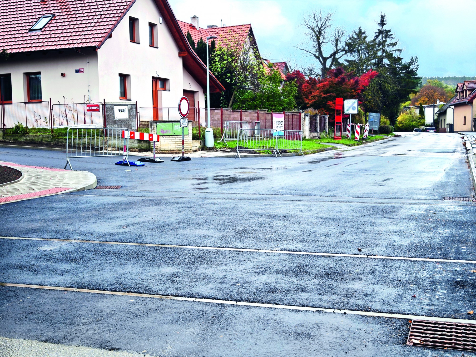 Ulice Olivova<BR>Před termínem jsme dokončili výstavbu zvýšeného přechodu pro chodce u ulice Melantrichova, kde zároveň probíhá kompletní rekonstrukce vozovky a výstavba nových chodníků . Provoz v ulici je již obnoven (zbývá dokončit vodorovné dopravní značení a osadit značky). Přechod budujeme z důvodu zvýšení bezpečnosti dětí, které tudy budou docházet do nové základní školy, a také na základě podnětů obyvatel Olivovy ulice, jenž dlouhodobě upozorňují na nedodržování povolené rychlosti.V rámci stavby byla provedena kompletní oprava konstrukce vozovky, přeložka plynovodu, oprava uličních vpustí dešťové kanalizace a úprava hydrantů. Děkujeme všem obyvatelům a řidičům za trpělivost během stavebních prací.