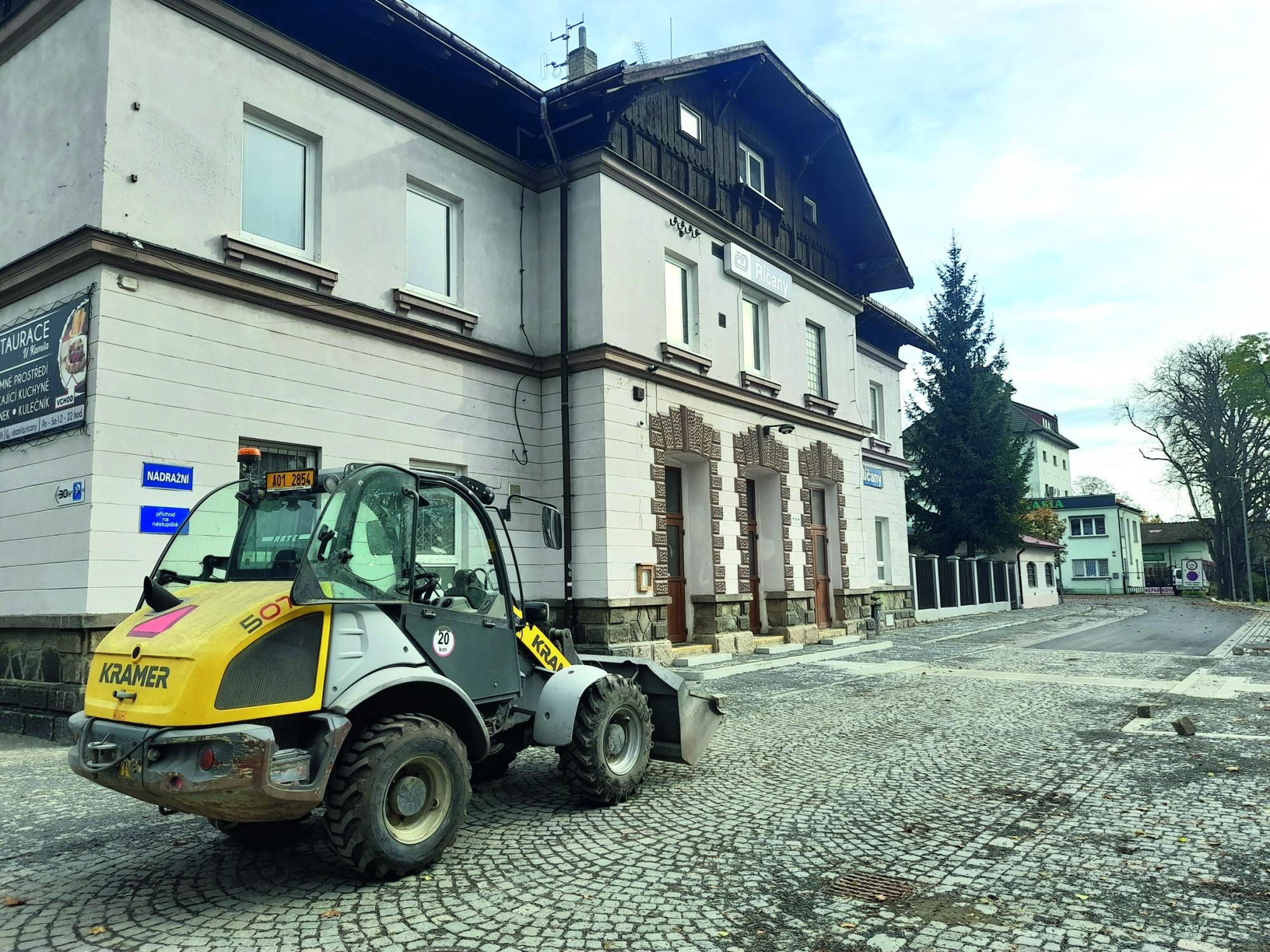 Parkoviště u nádraží<BR>Oprava se blíží do finiše. Dokončení je plánováno na začátek listopadu. Parkoviště bude vybaveno moderním informačním systémem, který bude sledovat aktuální obsazenost a řidičům tak usnadní hledání volného místa. Parkování bude fungovat v režimu R2, tedy za poplatek 10 Kč za hodinu (maximálně 40 Kč za den). Řidiči budou mít také možnost vjet na parkoviště zdarma za účelem vyzvednutí osob cestujících vlakem.