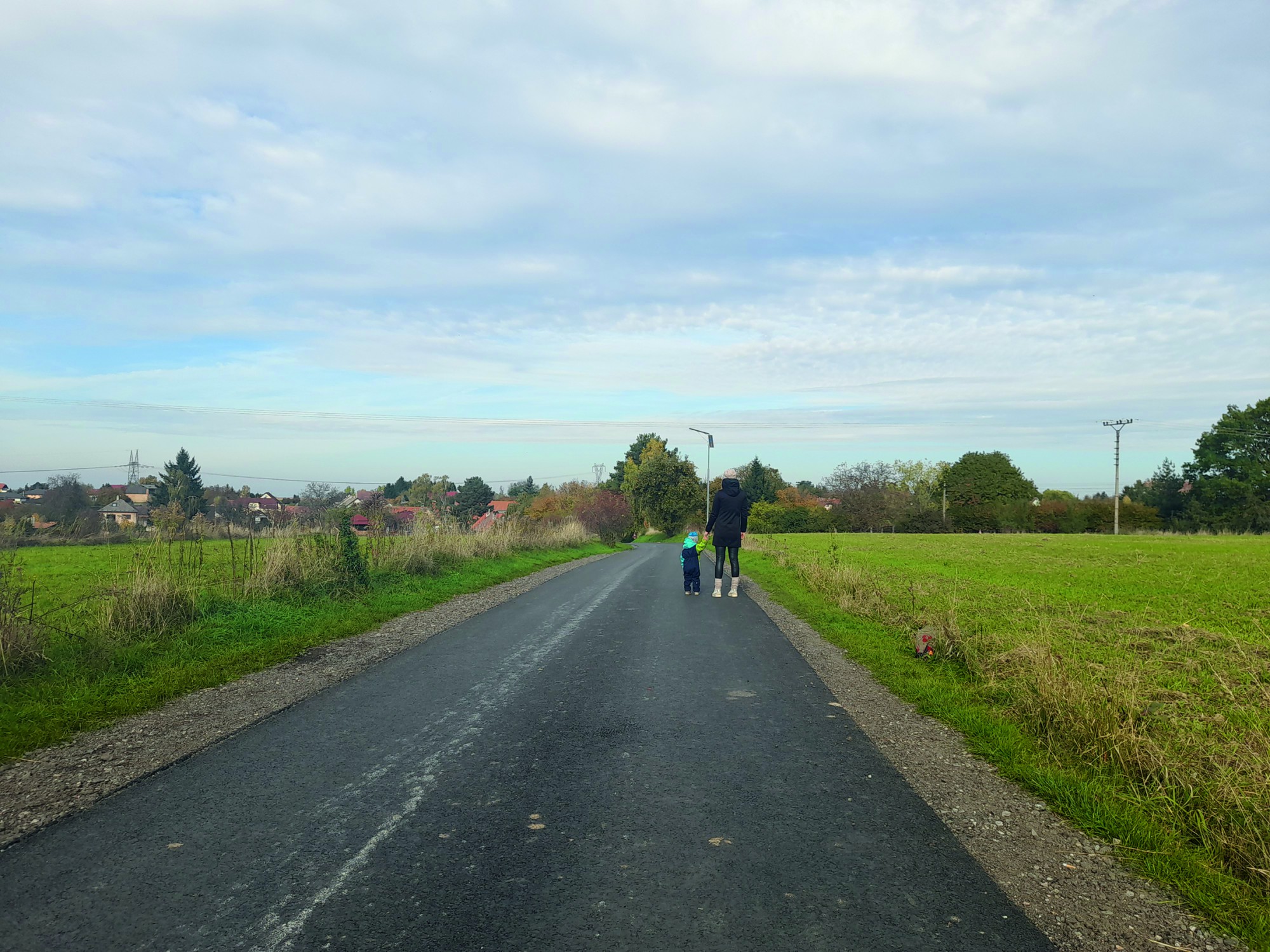 Ulice Nad Úvozem<BR>Komunikace v Pacově dostala nový asfaltový povrch. Došlo také k mírnému rozšíření vozovky, což zvýší bezpečnost při míjení vozidel i pohybu chodců. Práce provedla společnost Swietelsky za cenu 924 260 Kč včetně DPH, přičemž celá částka byla hrazena z rozpočtu Osadního výboru Pacov.