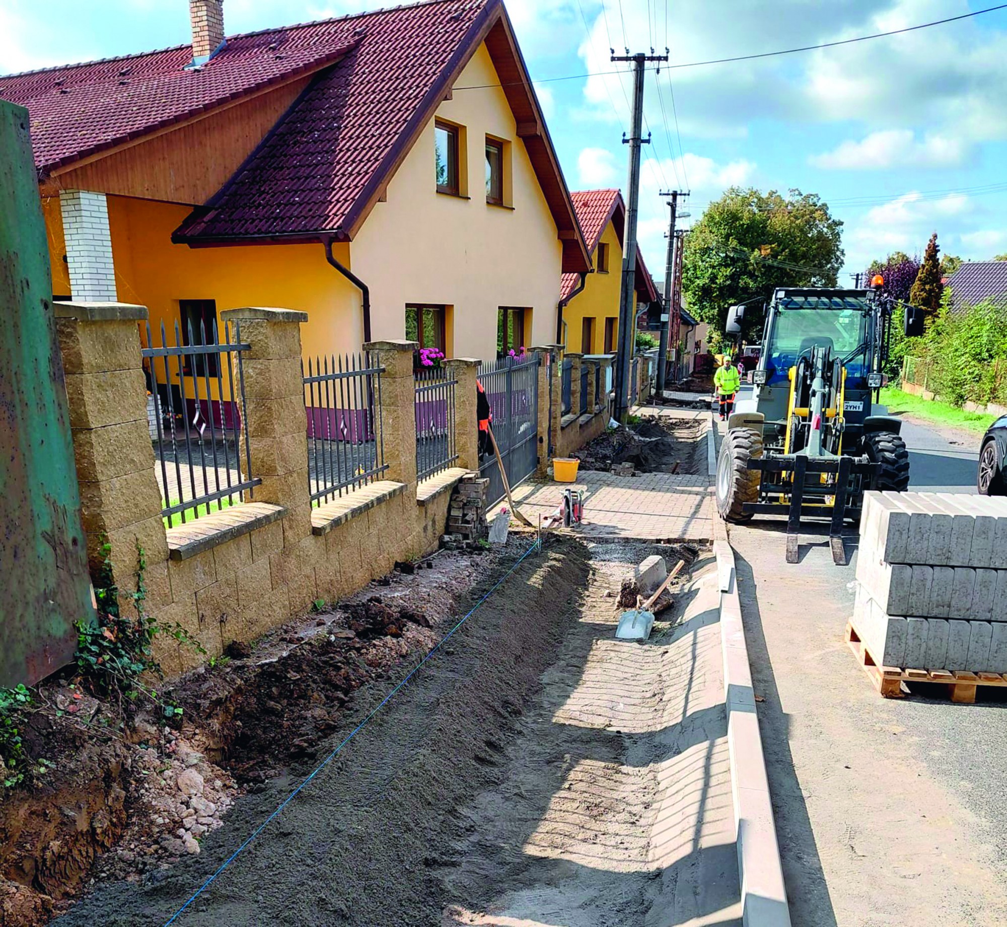 Ulice Mírová<BR>Pokračujeme v opravě chodníku na frekventované ulici Mírová v Pacově. Součástí prací je i výstavba dosud chybějících úseků, aby byl zajištěn bezpečný a plynulý pohyb chodců v celé délce ulice. Celkem bude opraveno přibližně jeden kilometr chodníku. Stavbu realizuje firma Mrakulastav, celková cena díla činí 9 963 946 Kč včetně DPH.