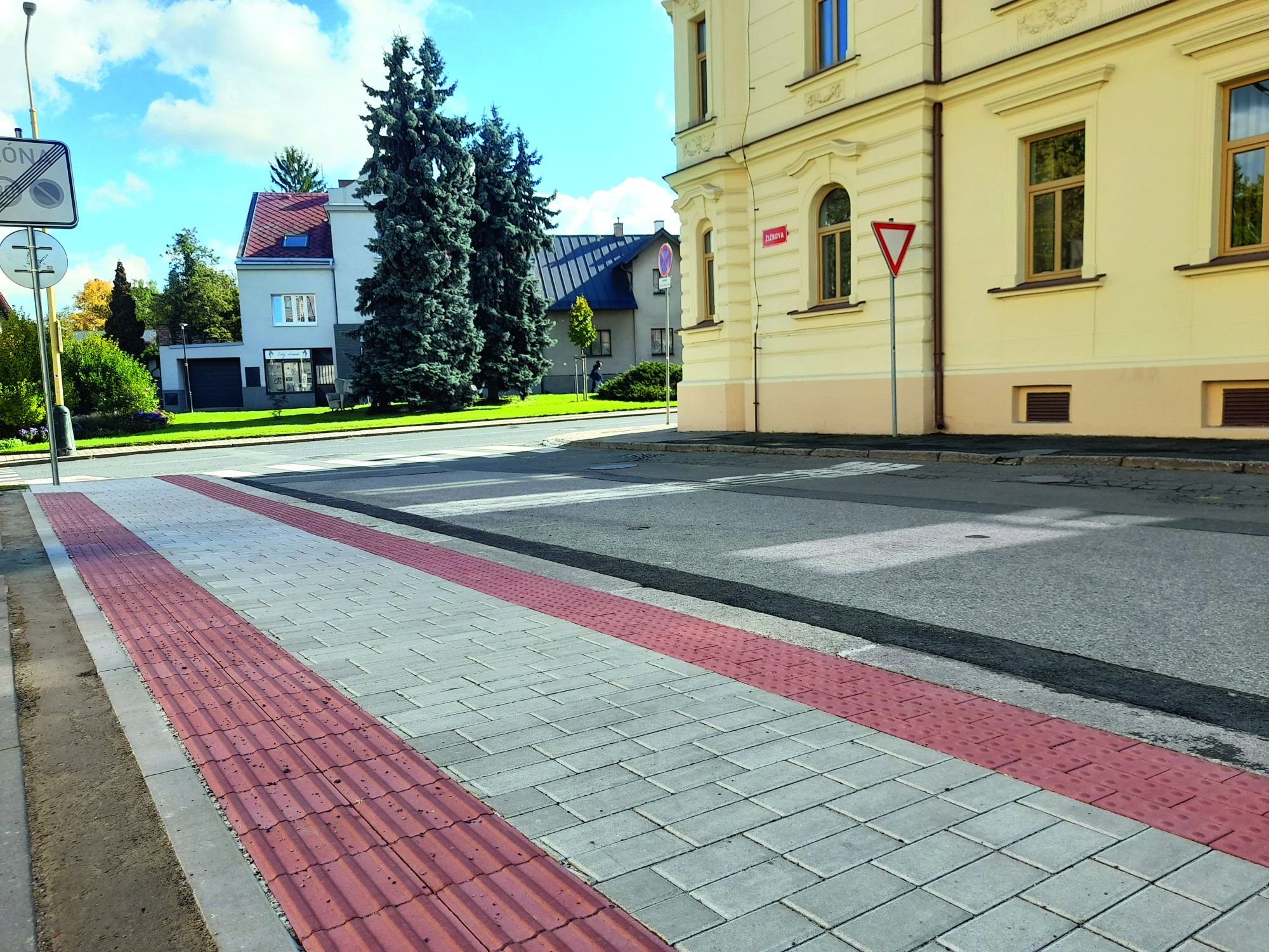 Ulice Žižkova<BR>Dokončili jsme opravu chodníku v ulici Žižkova v celkové délce 220 metrů (úsek 17. listopadu – Přemyslova). Opravě chodníku předcházela pokládka optických sítí. Nechtěli jsme chodník pouze záplatovat, a proto jsme jej kompletně zrekonstruovali. Chodník nyní má novou zámkovou dlažbu i obrubníky. S majiteli přilehlých nemovitostí jsme projednali zřízení nájezdů. Upraveny byly nájezdy do areálu školy Sofie a k parkovací ploše školy Sunny Kids. Podél celého chodníku (u plotů) byly použity sadové obruby, které umožnily sjednocení jeho šířky. Chodník byl navíc prodloužen až po hranici s křižovatkou ulice 17. listopadu. Celková cena stavby činí 1 327 147,74 Kč včetně DPH.
