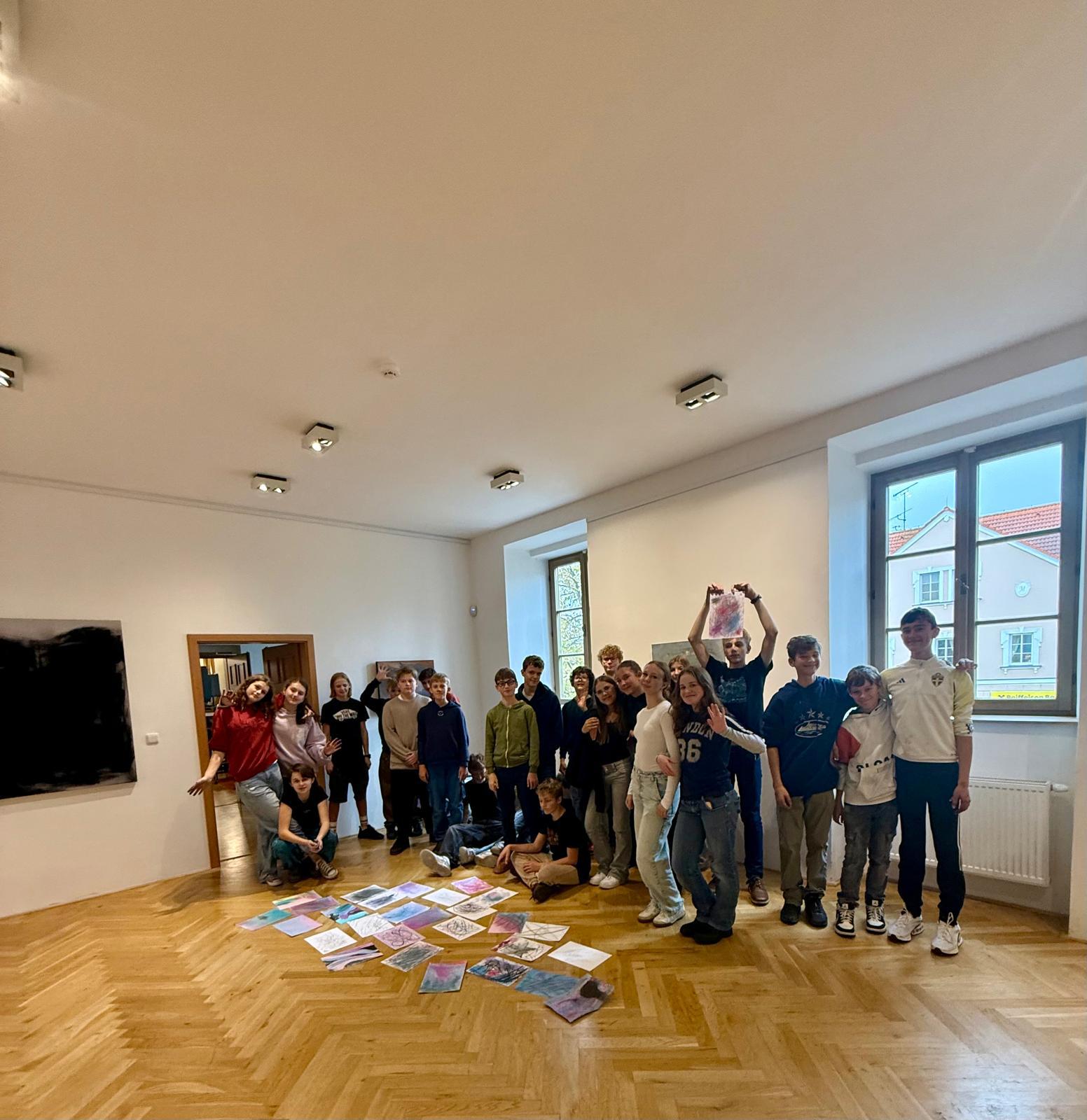 STUDENTI SI UŽILI TROCHU JINOU HODINU VÝTVARNÉ VÝCHOVY S VÝTVARNÍKEM MARTINEM MATOUŠKEM.