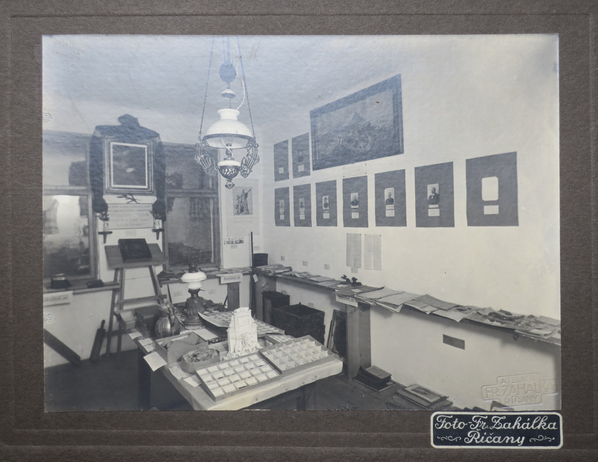 INTERIÉR MUZEA V NEDVĚZÍ VE DVACÁTÝCH LETECH 20. STOLETÍ