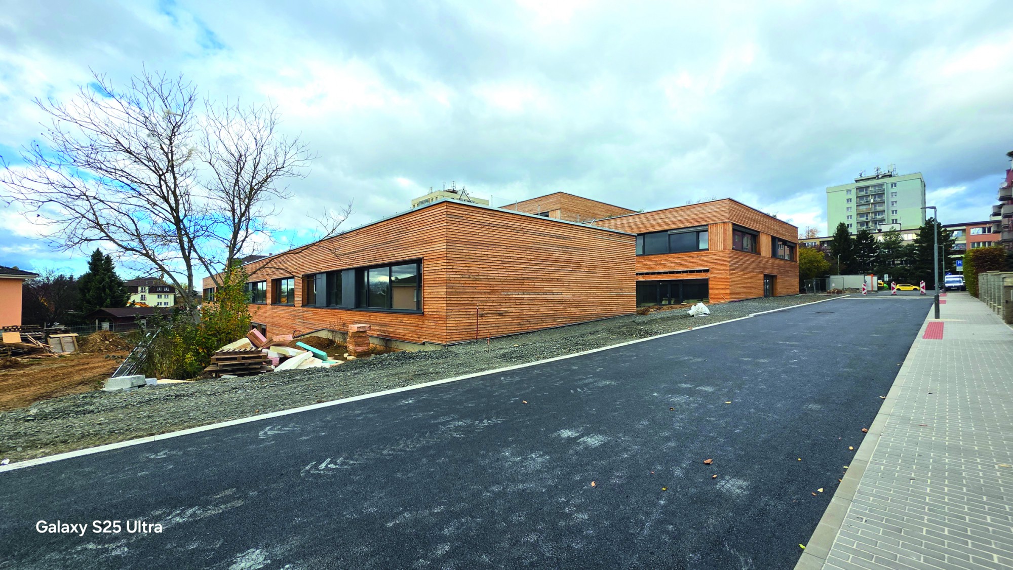 Melantrichova a Chelčického<BR>Dokončujeme komunikace Melantrichova a Chelčického a také nové chodníky. Před<BR>tělocvičnou se již rýsují modelace terénních profilů. Na střechách jsou patrné konstrukce fotovoltaické elektrárny. V interiéru realizujeme dřevěná schodiště, dokončujeme stropy a sociální zařízení.