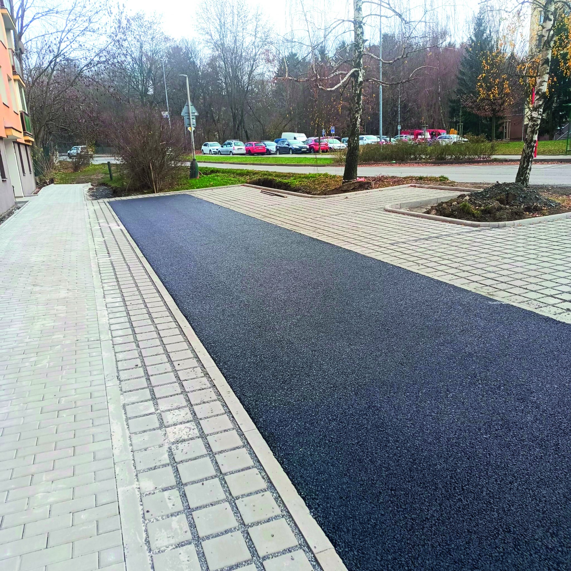 Sídliště Olivovna<BR>První etapa úprav v ulici U Vodojemu směřuje do finále. Nové gabionové zídky vkusně vymezují budoucí parkovací stání a dodávají celému prostoru moderní charakter. Novou podobu získalo stanoviště pro kontejnery, které bude později zakryté zelení. Proběhla kompletní výměna vozovky – položila se vsakovací dlažba, dokončovaly se povrchy štěrkováním a následovalo asfaltování. Součástí oprav bude i nové parkoviště za kotelnou a veřejné osvětlení, které zvýší bezpečnost a zároveň zútulní celý prostor. Děkujeme všem obyvatelům za trpělivost a ohleduplnost během stavebních prací. Věříme, že po dokončení bude sídliště nejen plně funkční, ale také moderní a komfortní pro všechny, kteří zde žijí.<BR>