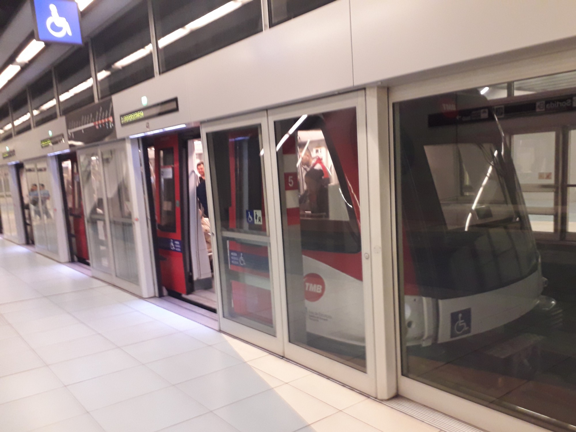 METRO BEZ STROJVEDOUCÍHO ZASTAVÍ PŘESNĚ U PROSKLENÝCH DVEŘÍ