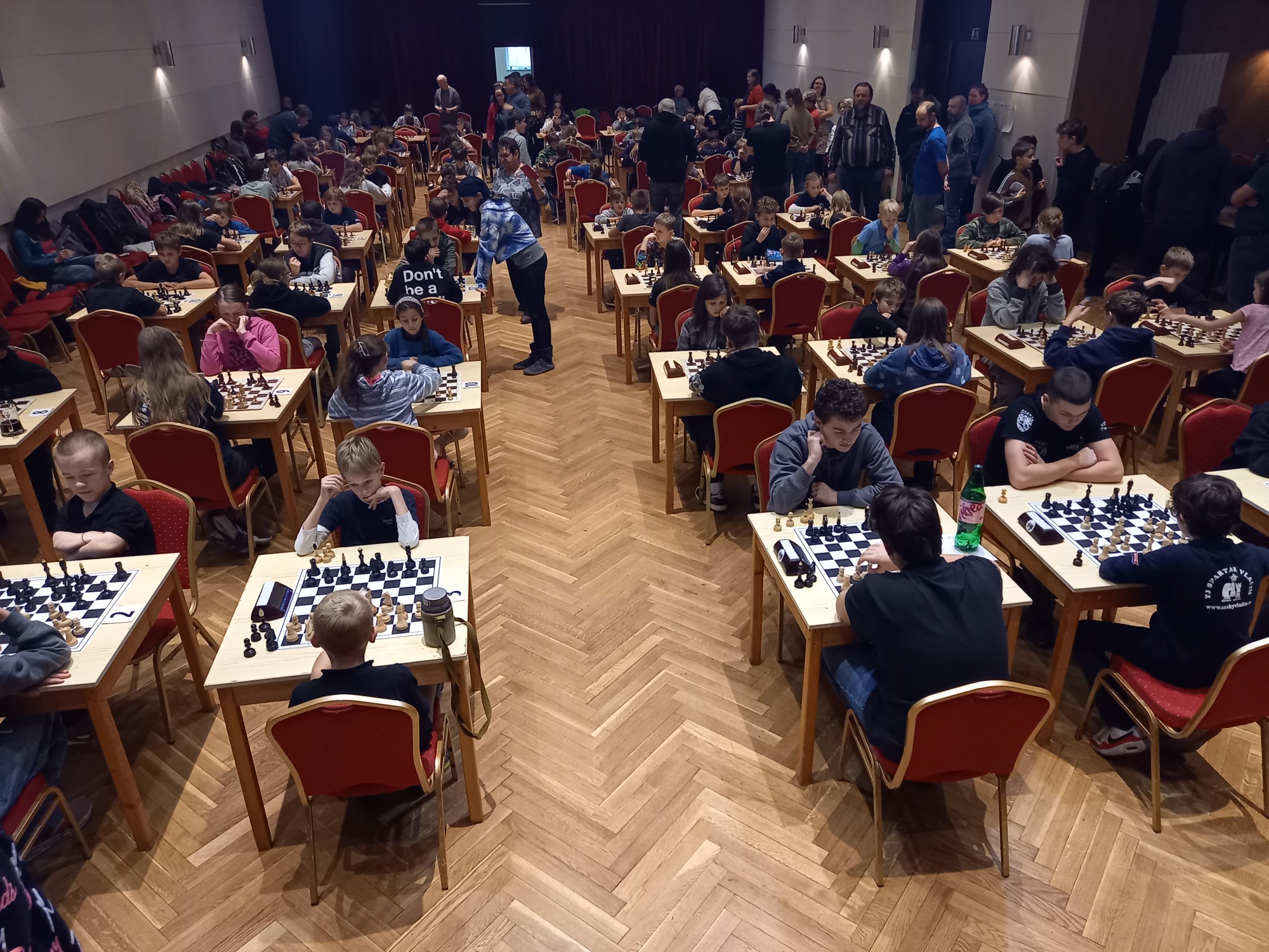 RŽL A PLNÝ SÁL DĚTÍ