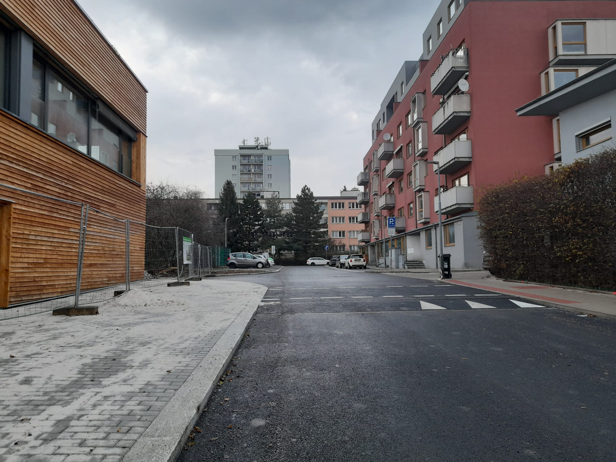 Ulice Melantrichova dokončena<BR>Ulice Melantrichova byla opravena v celé délce od ulice Olivova až po ulici U Mostu. Projekt zahrnoval vybudování nových chodníků a přechodů pro chodce. Oproti původnímu záměru však nebyly realizovány chodníky v dolní části ulice Melantrichova, a to z důvodu nesouhlasu majitelů dotčených pozemků. Součástí rekonstrukce byla také oprava dešťových vpustí. Opravená komunikace zajistí dopravní napojení na novou školu na Komenského náměstí a zároveň zvýší bezpečnost školáků. Celkové náklady činí téměř 11 milionů korun.