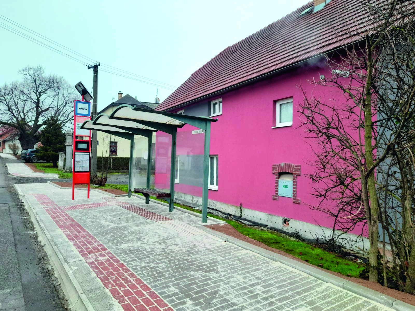 Nové chodníky v ulici Mírová<BR>Dokončili jsme rozsáhlou opravu chodníků na frekventované ulici Mírová v Pacově. Součástí stavby byla oprava stávajících částí, a také výstavba dosud chybějících úseků. Celkově jsme opravili přibližně jeden kilometr chodníku. V rámci projektu vznikl nový přechod pro chodce, doplnili jsme tři lampy veřejného osvětlení a ve spolupráci s vlastníky nemovitostí upravili vjezdy na přilehlé pozemky. Práce zahrnovaly rovněž řešení dešťové kanalizace. Stavbu realizovala společnost Mrakulastav a celkové náklady dosáhly téměř 10 milionů korun.