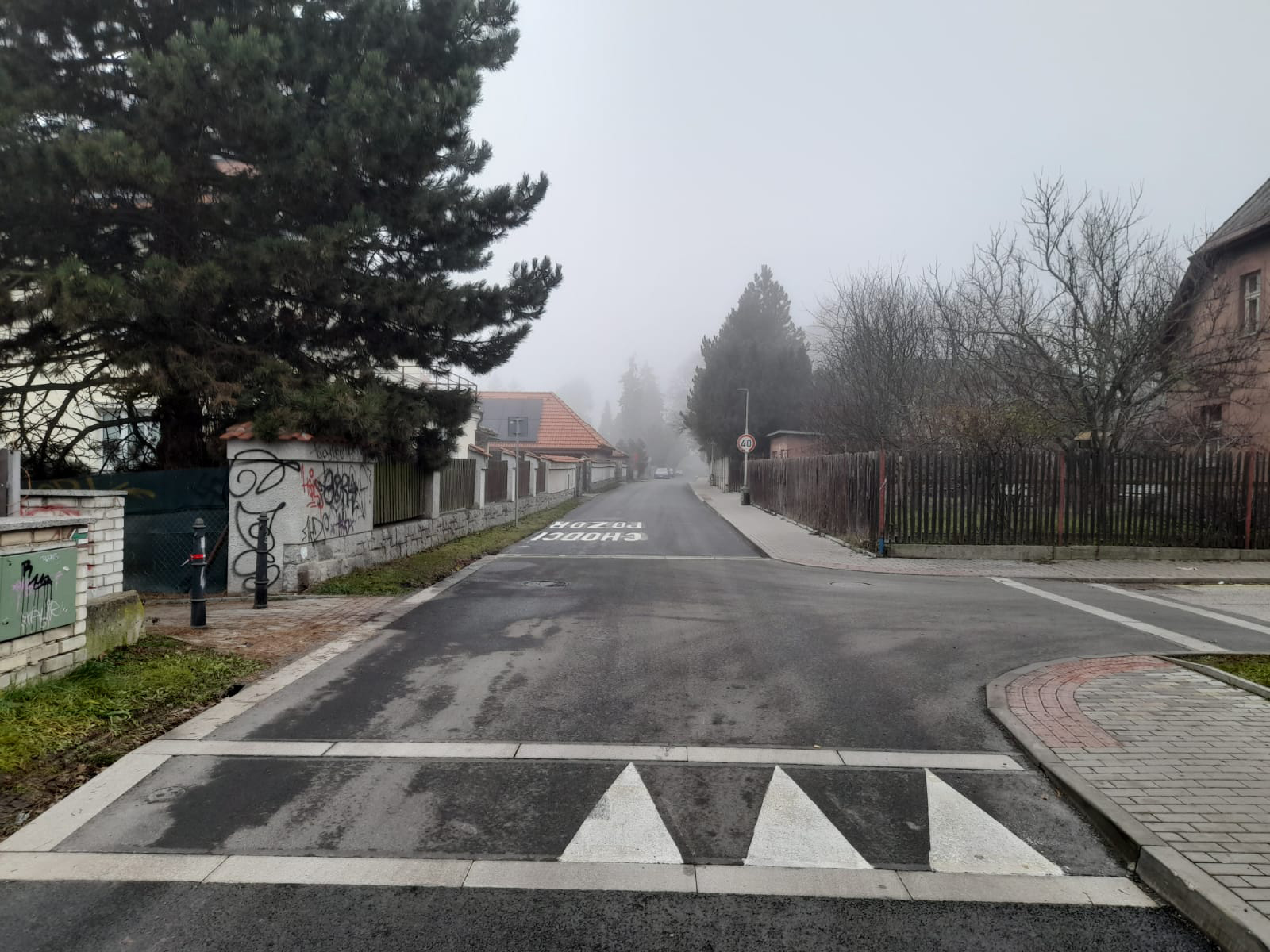 BEZPEČNÁ́ ZVÝŠENÁ KŘIŽOVATKA V ULICI BEZRUČOVA