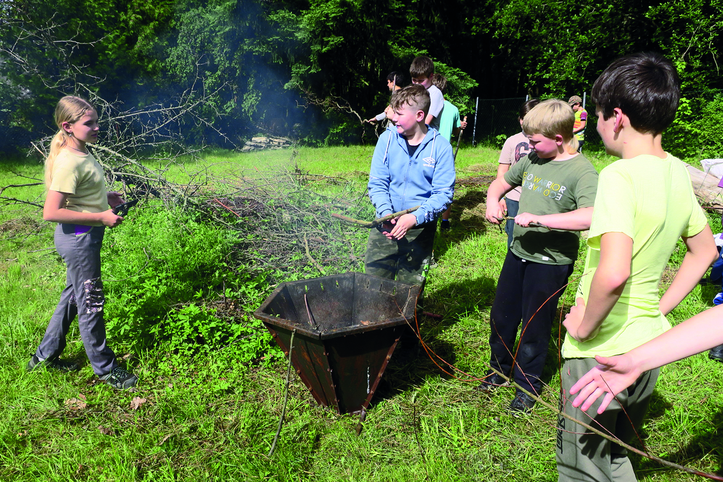 Děti vyrábějí biouhel. Cílem je dlouhodobě uložit oxid uhličitý a zlepšit struktury půdy. I tak se dá učit o aktuálních tématech, jako je klimatická změna.