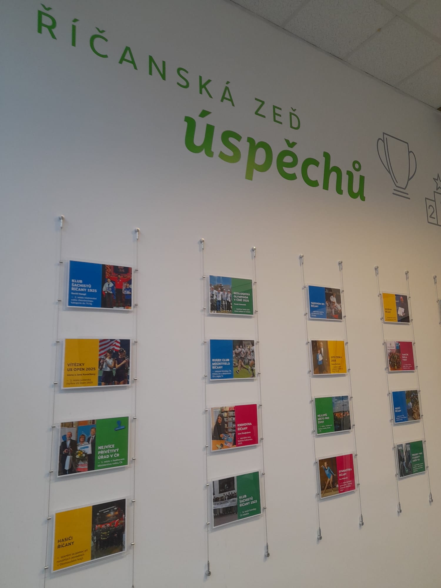 Říčanská zeď úspěchů  <BR>Upravili jsme vstup do městského úřadu na Komenského náměstí. Zeď nyní zdobí výstava úspěchů Říčaňáků – dětí i dospělých. Výstavu budeme pravidelně obměňovat, proto neváhejte a pište nám své tipy na email: helena.vlnarova@ricany.cz.