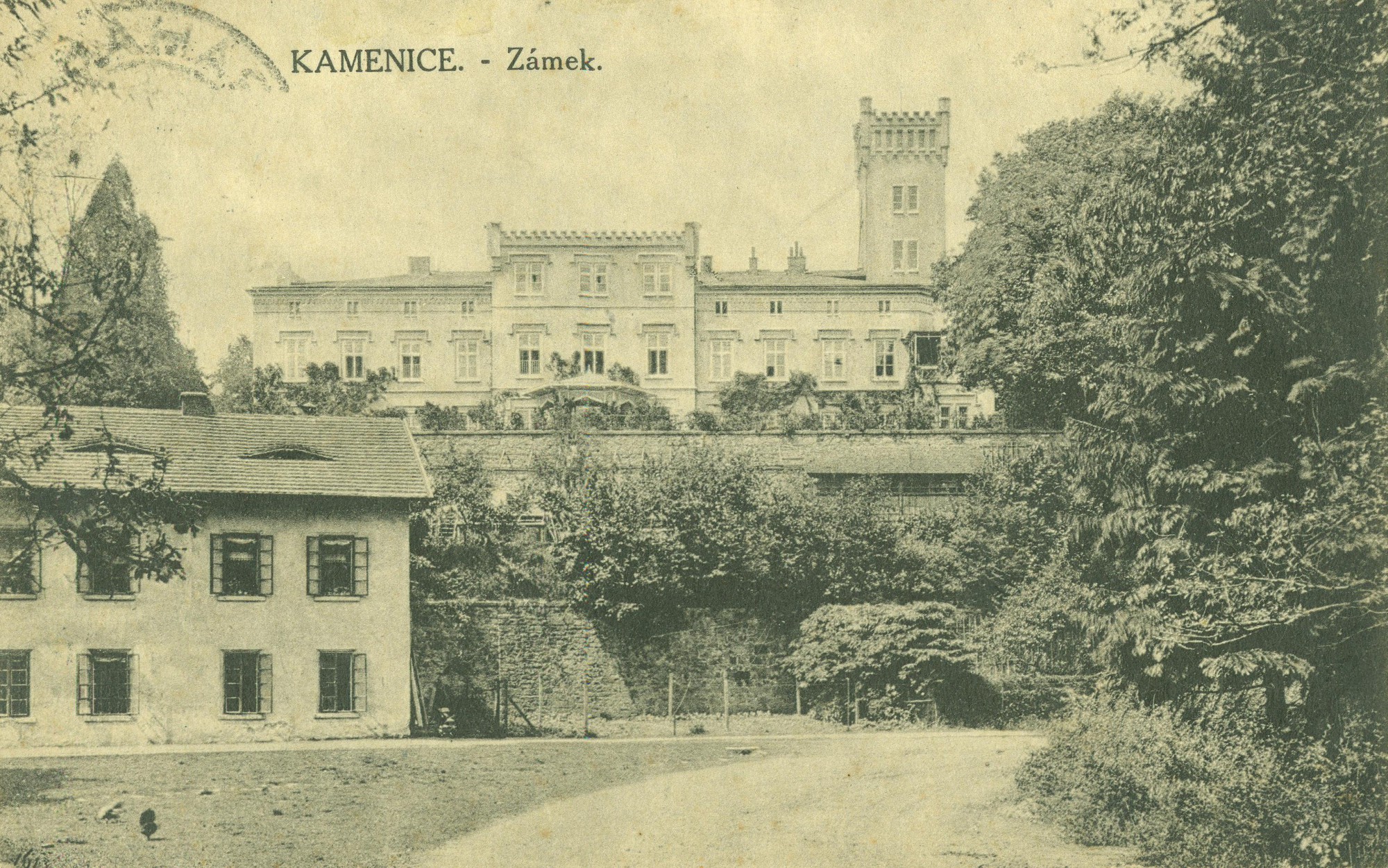 ZÁMEK KAMENICE NA ZAČÁTKU 20. STOLETÍ. TAKÉ TADY PO DRUHÉ SVĚTOVÉ VÁLCE POBÝVALY DĚTI BĚHEM ZÁCHRANNÉ AKCE ZÁMKY.