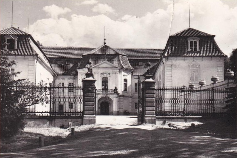 ZÁMEK ŠTIŘÍN, JEDEN Z OBJEKTŮ, KDE SE ZOTAVOVALY V LETECH 1945–1947 DĚTI POZNAMENANÉ VÁLEČNÝMI UDÁLOSTMI. FOTOGRAFIE JE Z DOBY KOLEM POLOVINY 20. STOLETÍ.