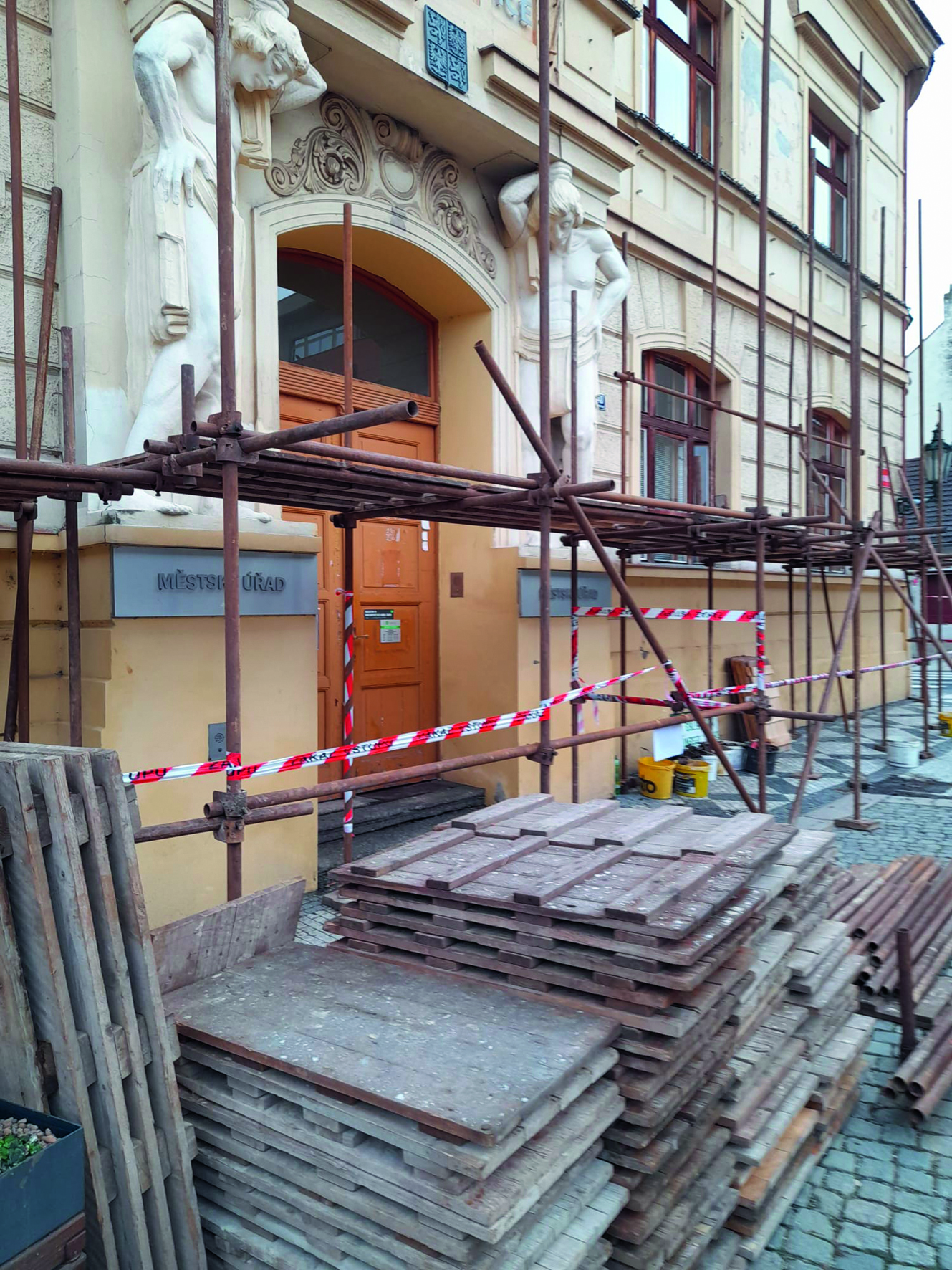 Oprava fasády radnice zahájena<BR>I když radnice na Masarykově náměstí 53 není památkově chráněná, chceme, aby oprava a částečné zateplení fasády proběhly citlivě a budova si zachovala svůj charakter. Architekt města Petr Frank a radní Michal Anelt dohledávali ve spolupráci s Muzeem Říčany historické detaily a věnovali přípravě rekonstrukce maximální péči. Součástí oprav bude výměna oken za dřevěné repliky, úpravou projdou také vstupní dveře. Ještě před zahájením jsme uvnitř provedli práce na odstranění vlhkosti. Vstup do radnice je umožněn (pod lešením). Věříme, že výsledkem bude radnice, která bude vypadat tak, jak si zaslouží – důstojně a reprezentativně.