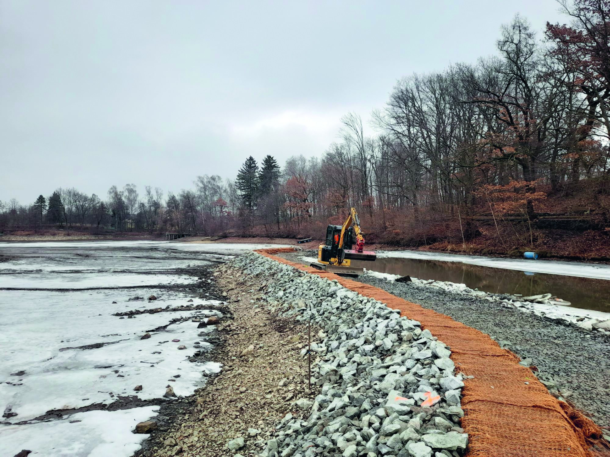 Na Marvánku pilně pracujeme<BR>Zahájili jsme práce na dělící hrázi litorálního pásma rybníka Marvánek. Výsadba mokřadní vegetace, která je nedílnou součástí litorálního pásma, bude provedena za vhodnějších klimatických podmínek. Následovat budou další úpravy rybníka, které zajistí co nejlepší kvalitu vody.