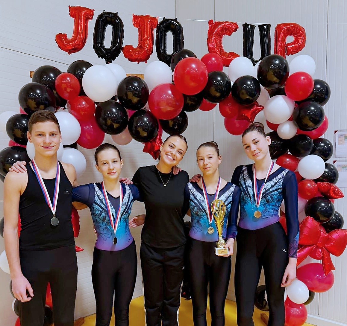 HOMOLKA, MATYÁŠOVÁ, J. DOSOUDILOVÁ (TRENÉRKA), KUBRICHTOVÁ, DAŇKOVSKÁ – 1. MÍSTO JOJOCUP
