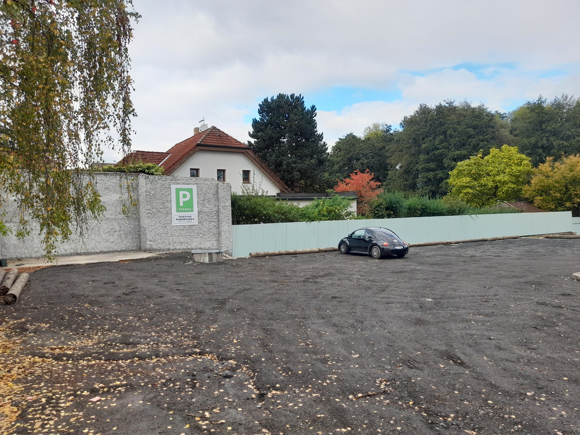 ODSTAVIT VŮZ ZDARMA MŮŽETE NA PLOŠE U PARKU NADIVOKO