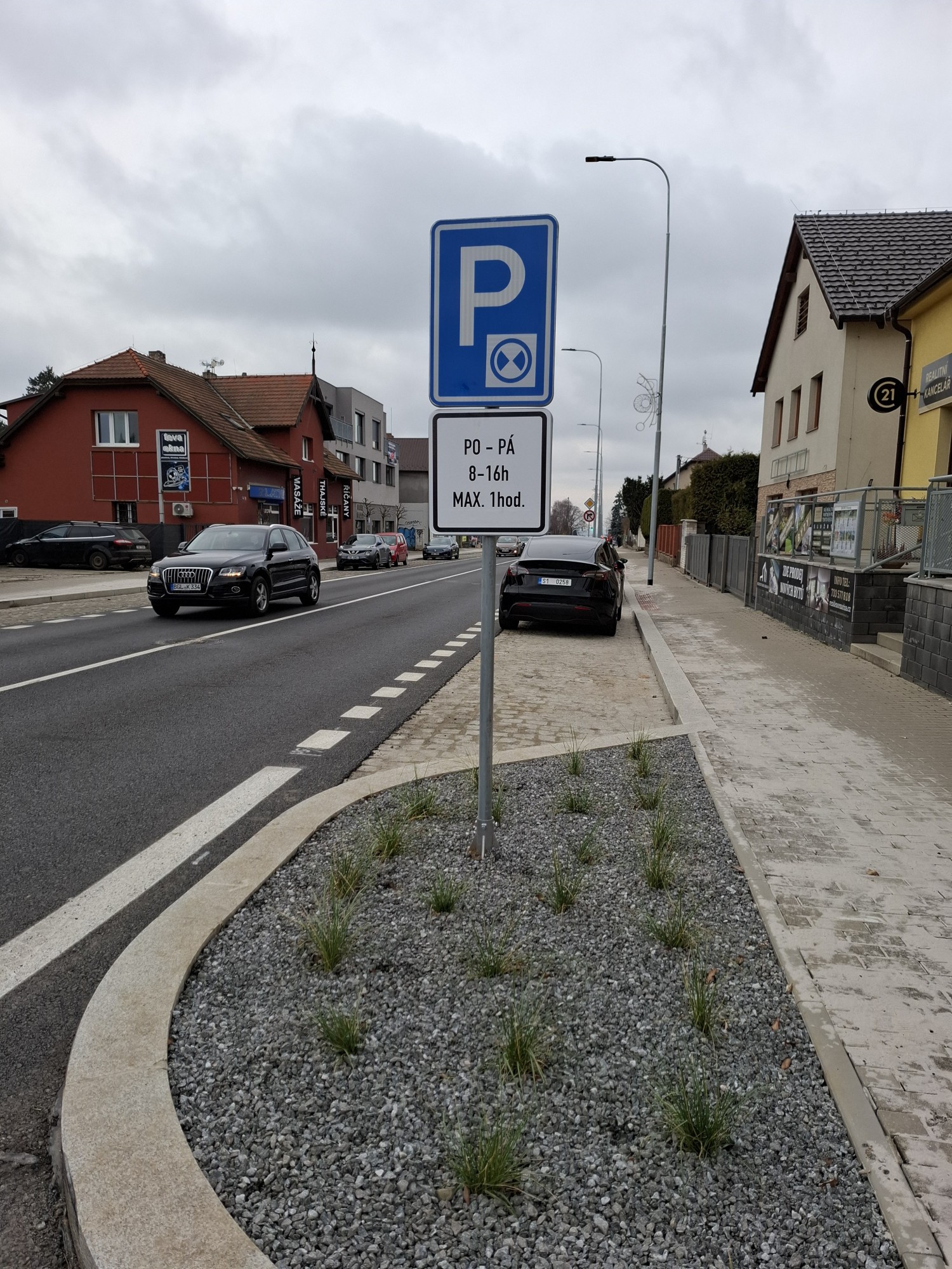 HODINU ZDARMA NA ČERNOKOSTELECKÉ