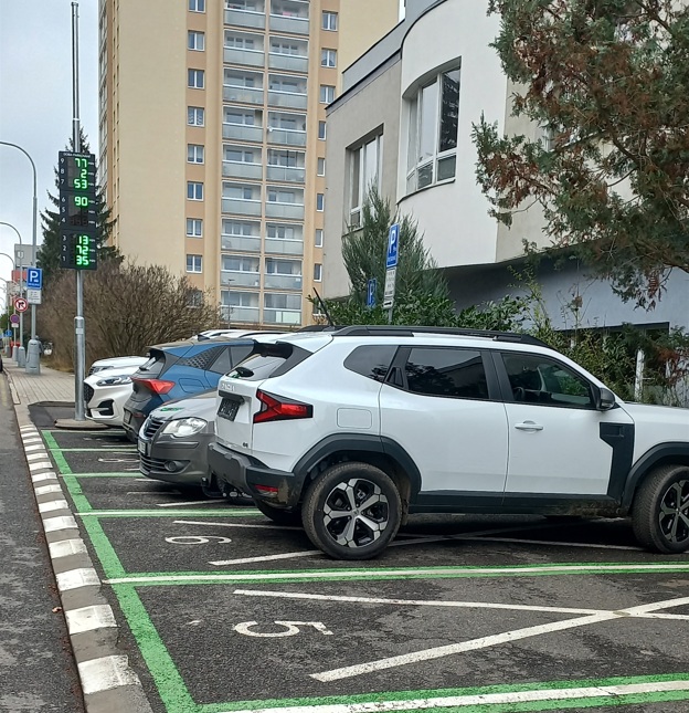 ZDARMA MŮŽETE PO OMEZENOU DOBU PARKOVAT I PŘED BUDOVOU ÚŘADU NA KOMENSKÉHO NÁM.