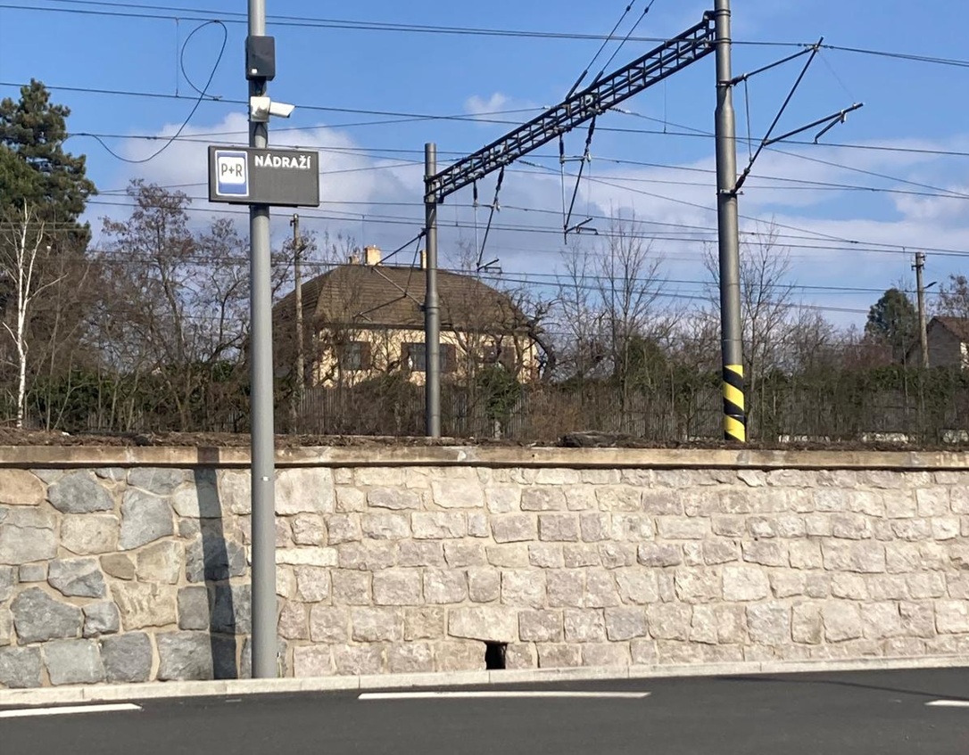 UKAZATEL OBSAZENOSTI PARKOVIŠTĚ NÁDRAŽÍ