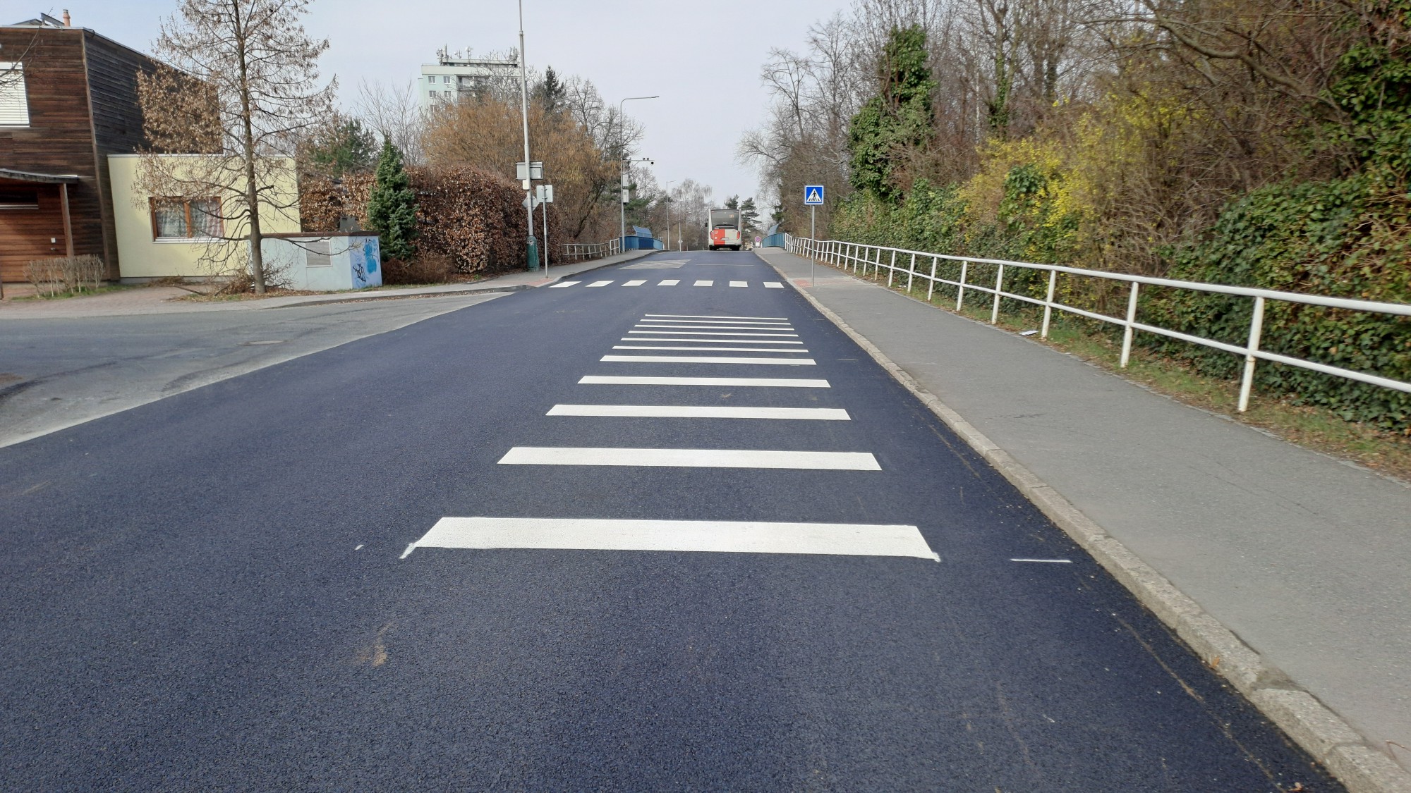 Ulice 5. května a Domažlická<BR>Po náročných jednáních se podařilo vyjednat další balík oprav komunikací, které byly nadměrně zatěžovány jako objízdné trasy při rekonstrukci ulice Černokostelecká. Půjde o kompletní opravy, nikoliv pouze o lokální vysprávky.  Za dobrou spolupráci děkujeme ŘSD i společnosti Eurovia CZ.<BR>Po krásném novém povrchu již můžeme jezdit v ulici 5. května a v ulici Domažlická – dokončen je úsek od ul. Legií po ul. Smiřických. Opravy se dočkala i Dukelská mezi ulicemi Bezručova a Domažlická. <BR>V úterý 7. dubna společnost Eurovia CZ zahájí II. etapu opravy ulice Domažlická – úsek od Bezručova po Legií. Předpokládané dokončení do 19. dubna.
