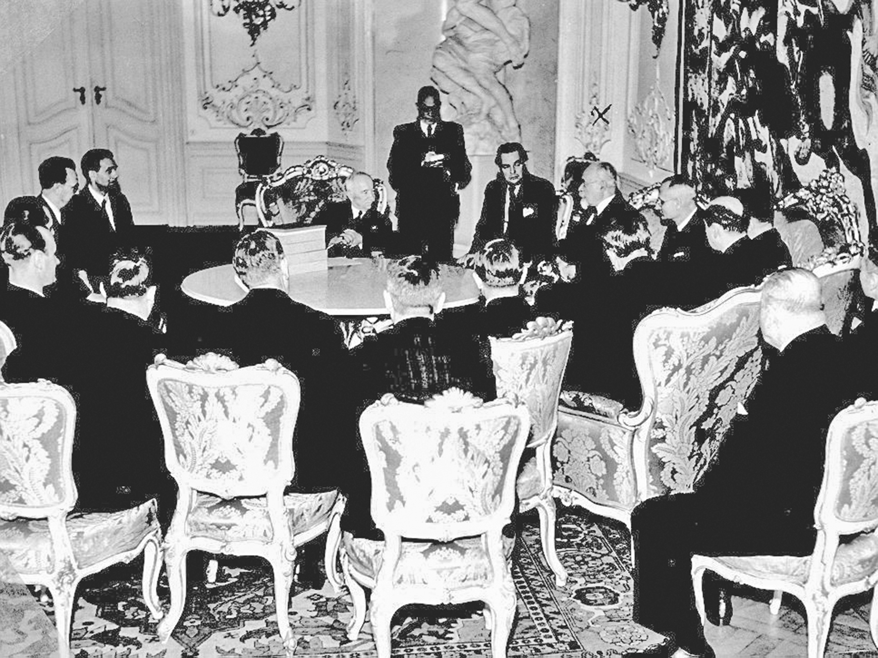 CTIBOR BEZDĚK, JAKO PŘEDSEDA ČS. ABSTINENTNÍHO SVAZU, HOVOŘÍ S PREZIDENTEM EDVARDEM BENEŠEM. KVĚTEN 1947